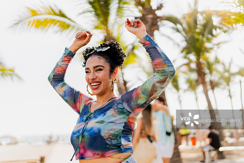 快乐的年轻女性在户外享受乐趣图片素材