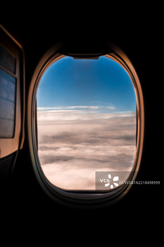 从飞机窗户看到的云朵和蓝天景色图片素材
