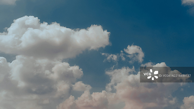 洁白的绵云映衬着晴朗的蓝天图片素材