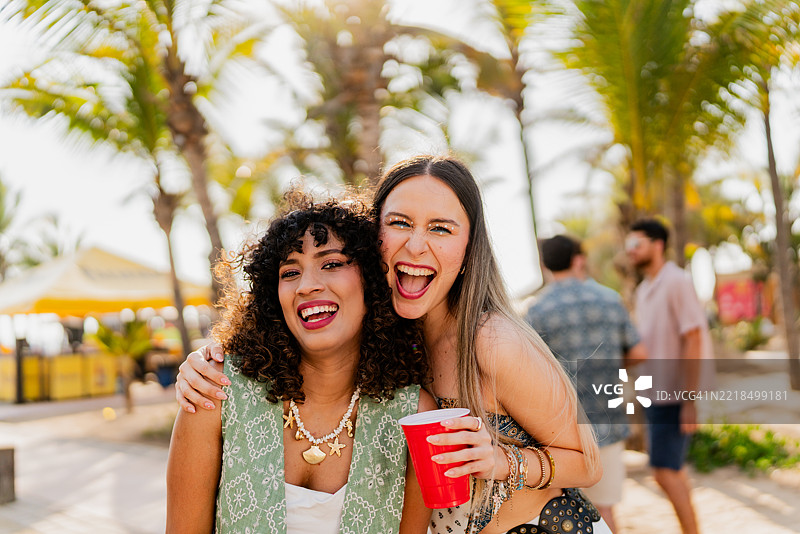 户外聚会中年轻女性朋友的肖像图片素材