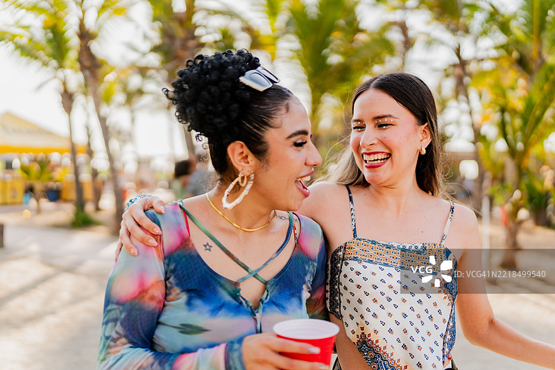 年轻女性朋友在户外聚会上交谈图片素材