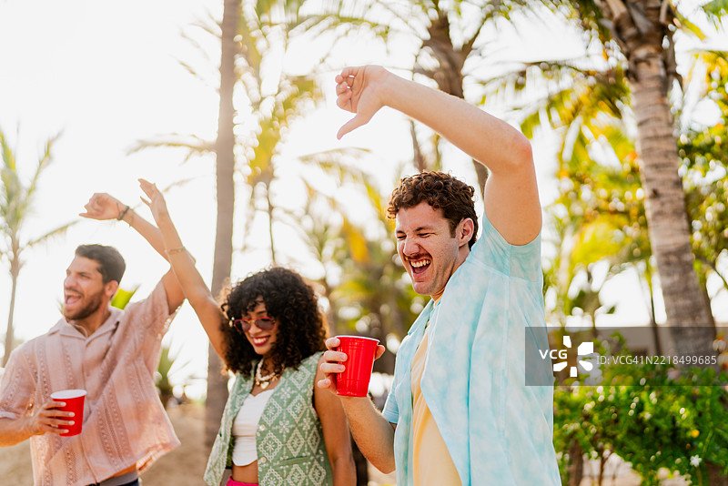 年轻朋友在户外派对上跳舞图片素材