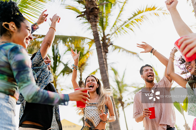 年轻朋友在户外派对上跳舞图片素材