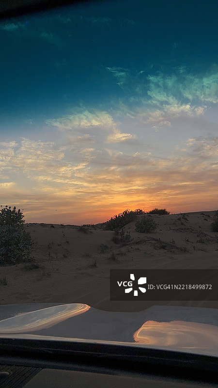 迪拜，阿拉伯联合酋长国的壮丽沙漠日落与绚丽天空图片素材