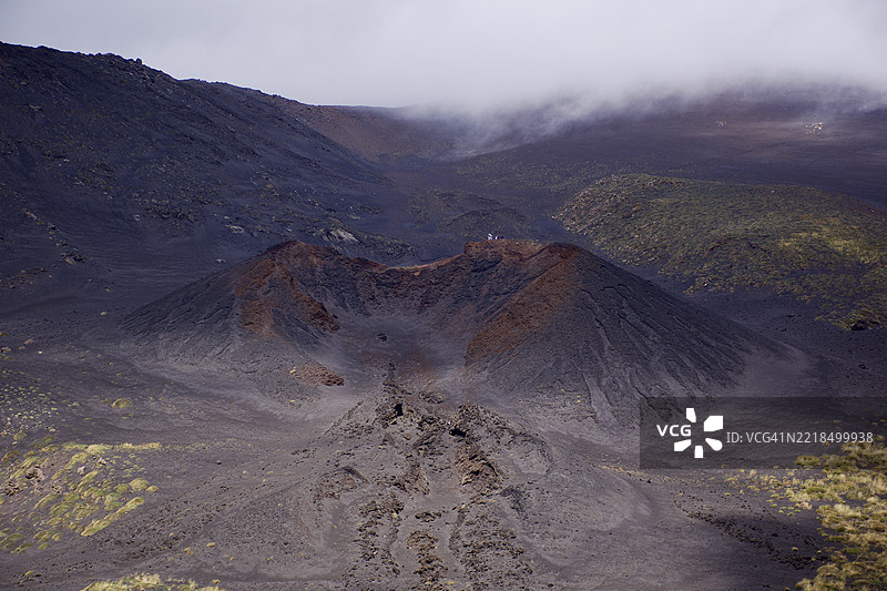 意大利卡斯蒂廖内·迪·西西里亚的埃特纳山火山口图片素材