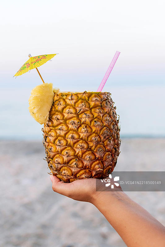 海滩上的菠萝热带饮品图片素材