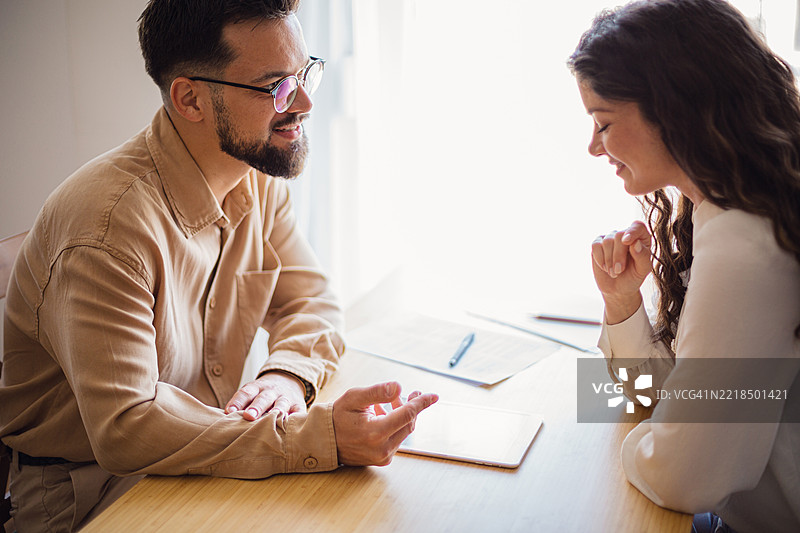 财务顾问使用平板电脑向客户解释投资策略图片素材