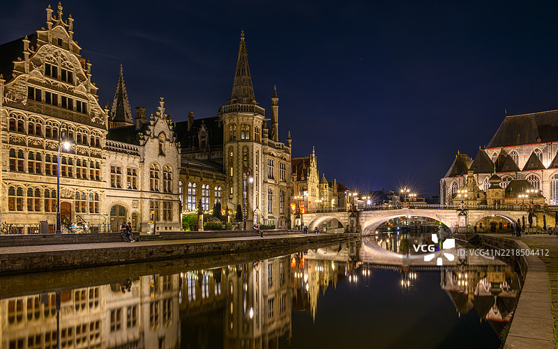 根特历史中心的夜景 - 格拉斯莱（Grass Quay）、科伦莱（Korenlei）和圣米迦桥图片素材