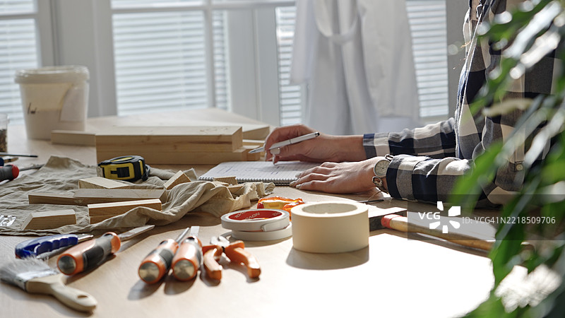 女性工匠在工作室中制作定制手工艺品项目图片素材