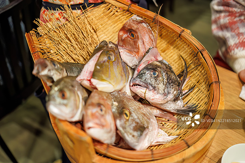 今天推荐的海鲜。我们可以选择将其送到每张桌子上。当天有斑点皇帝鱼、鲷鱼、大目鲹、马鲛鱼和黑鲷。图片素材