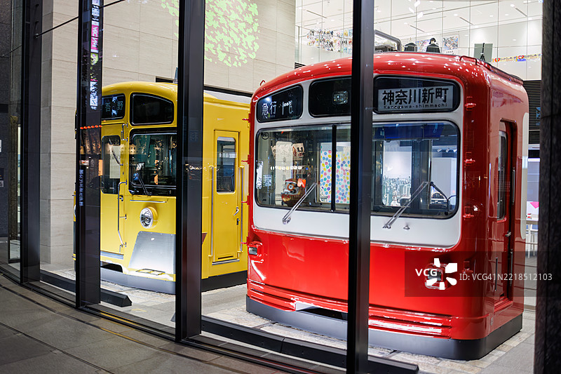展厅内展示的一列老火车。图片素材