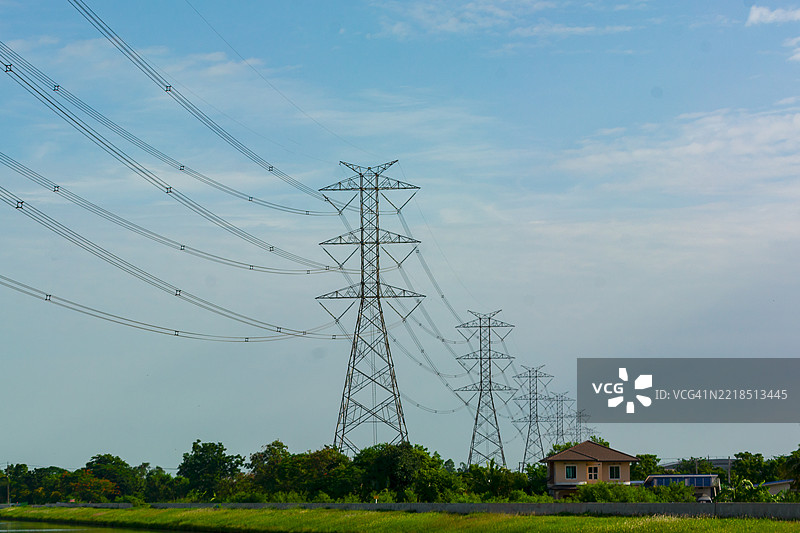 日落时分高压电塔矗立在宁静的风景中图片素材