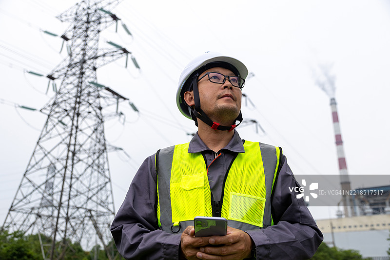 工程师在火力发电厂检查工作图片素材