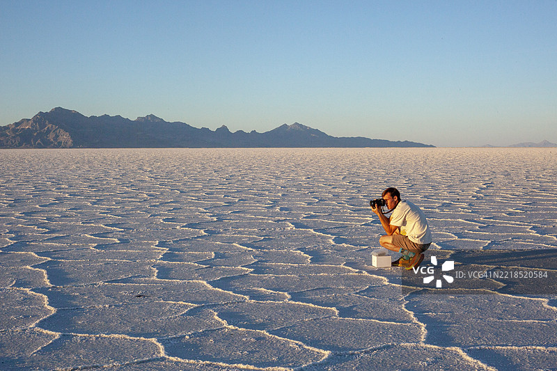 摄影师在日落时分探索大盐滩图片素材