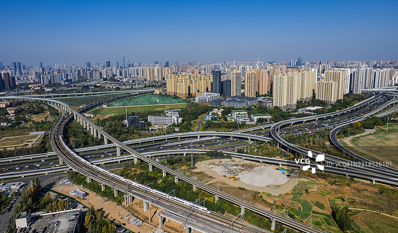 俯瞰成都城市的高速铁路和高速公路网络及城市风景图片素材
