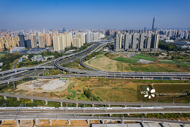 俯瞰成都市的高速铁路和公路网络以及城市风景图片素材