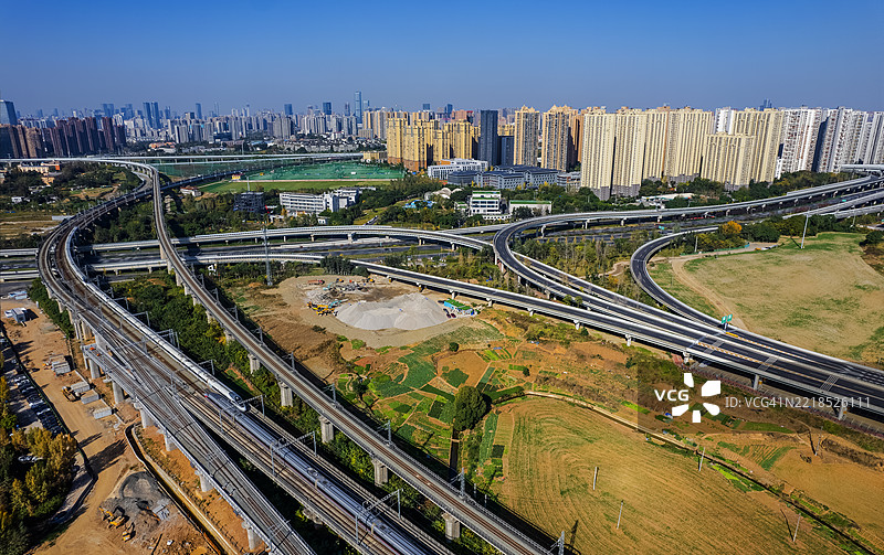 俯瞰成都城市的高速铁路和公路网络及城市风景图片素材