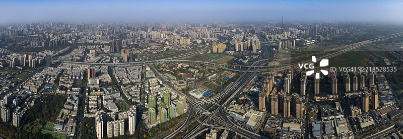 俯瞰成都城市的高速铁路和公路网络及城市风景图片素材