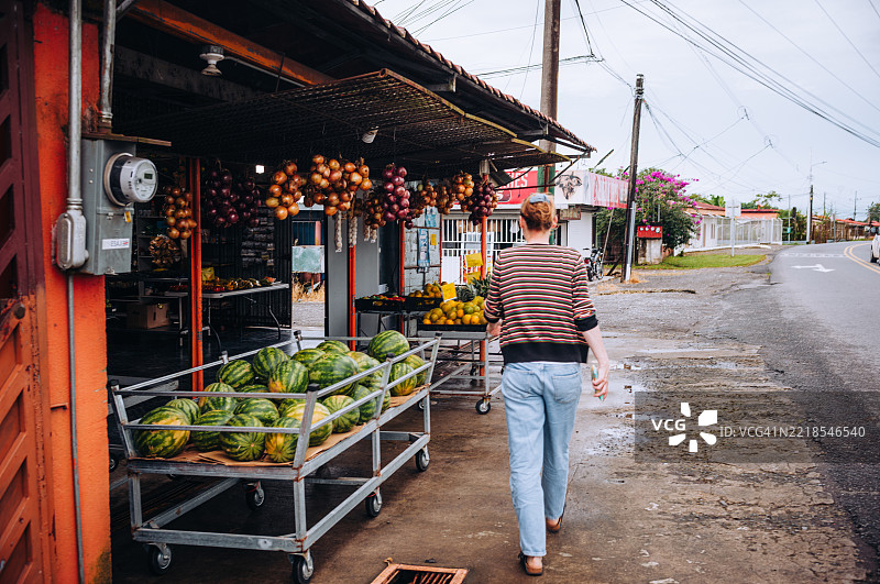 文化风味 – 年轻游客在哥斯达黎加品尝新鲜农产品图片素材