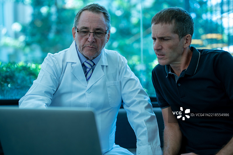 医生致力于通过医疗建议和治疗来改善患者的健康和福祉。图片素材