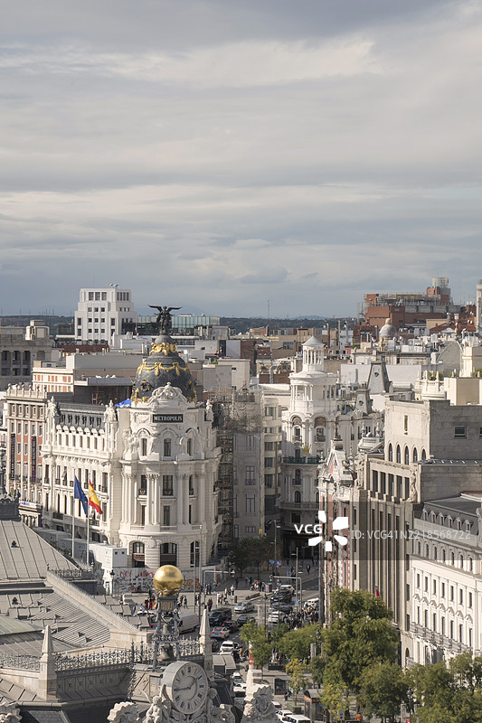 从西贝莱斯宫看到的马德里大都会大厦和阿尔卡拉街图片素材