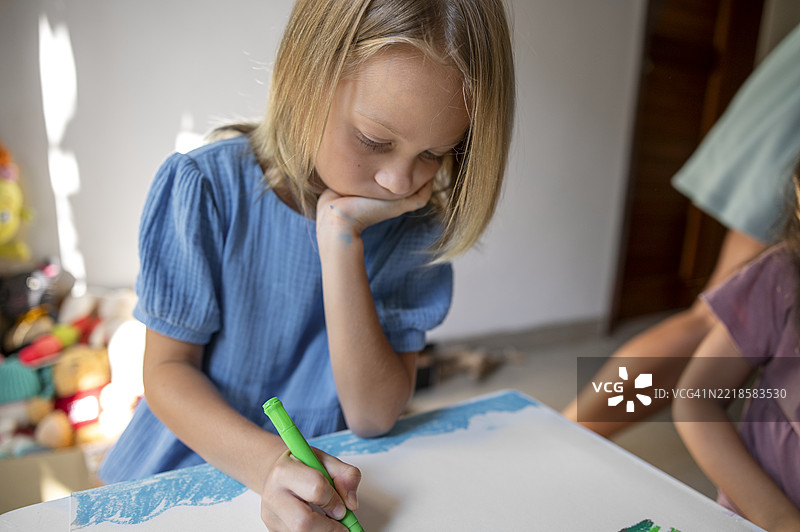专注的女孩在家里画画图片素材