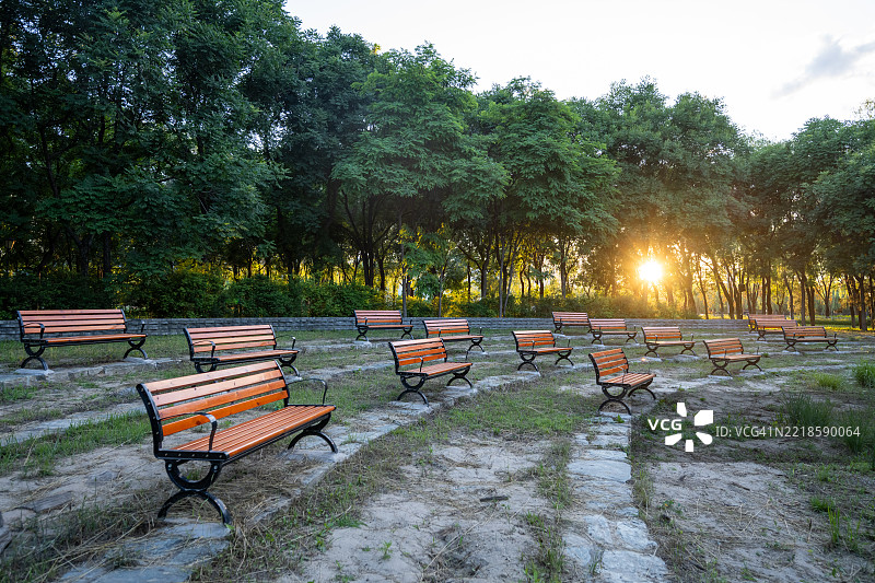 公园内供游客休息的长椅图片素材