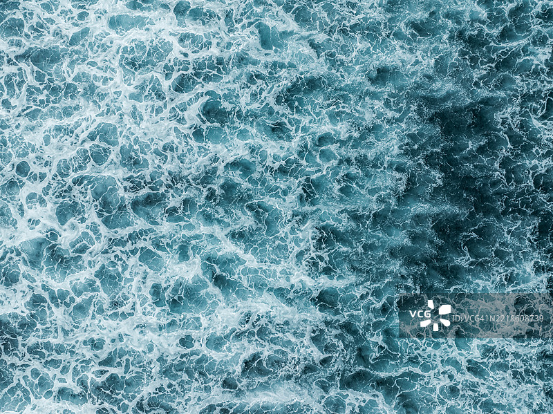 印度洋波浪破碎后，湍急的水面，来自巴厘岛乌鲁瓦图的无人机视角拍摄。图片素材