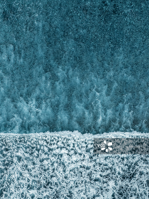 无人机拍摄的照片俯瞰印度洋上乌鲁瓦图的海浪破碎景象，巴厘岛，印度尼西亚图片素材