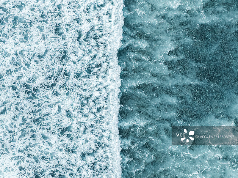 从无人机视角拍摄的印度洋乌鲁瓦图海岸的海浪破碎，巴厘岛，印度尼西亚图片素材