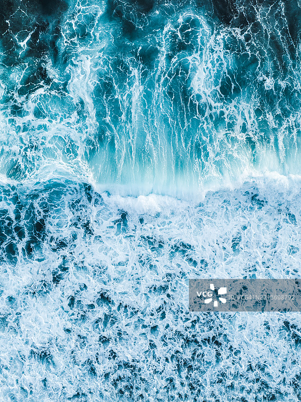 印度洋上管道波浪破碎的无人机视角照片，巴厘岛乌鲁瓦图，印度尼西亚图片素材