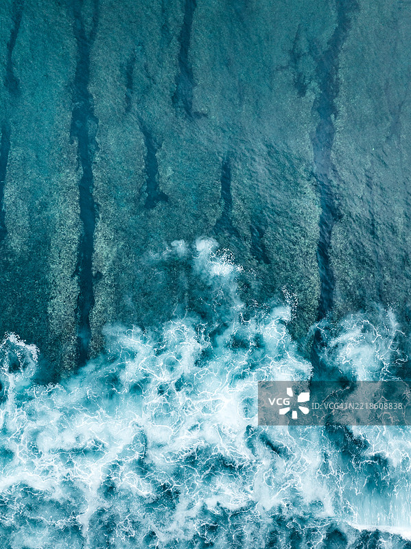 无人机拍摄的图像，显示巴厘岛乌鲁瓦图破浪后海底的裂缝图片素材