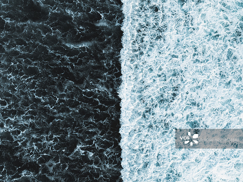 黄昏时分，印度洋上乌鲁瓦图的海浪破碎，航拍图像。图片素材