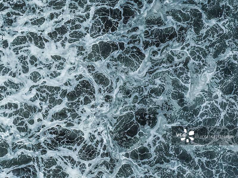 印度洋暴风雨中的翻滚海浪，来自无人机视角，巴厘岛塔巴南县，印度尼西亚图片素材