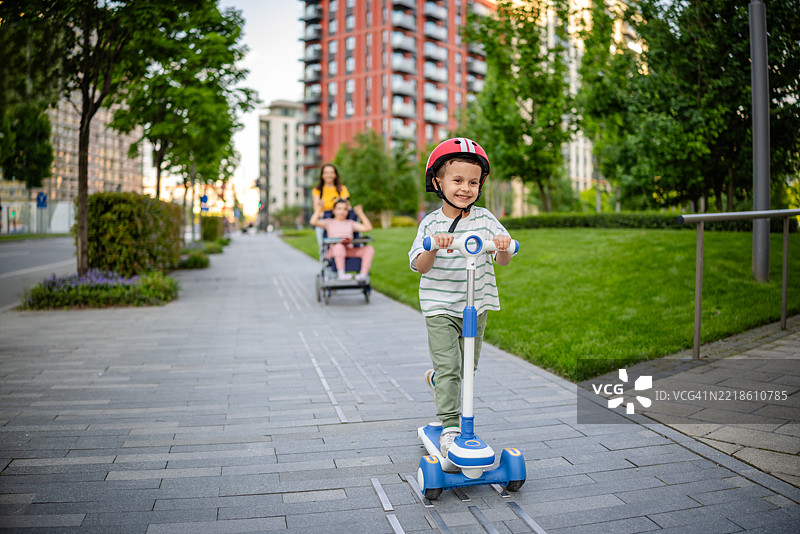 与多发性硬化症的日常生活和家庭支持图片素材