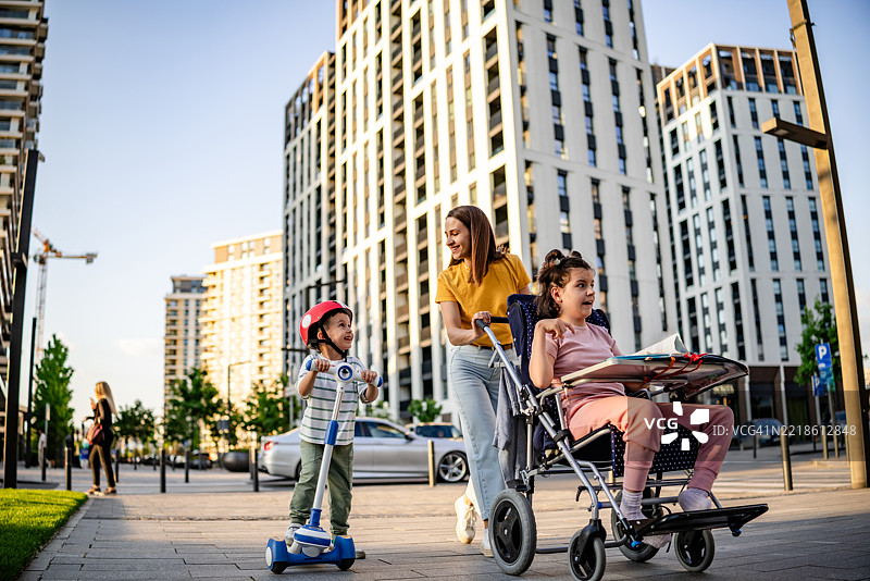城市中的包容家庭出游图片素材