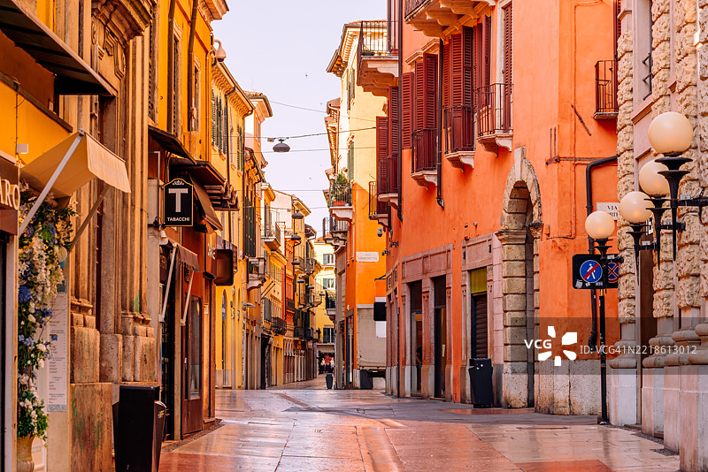 意大利威尼托地区维罗纳老城的色彩斑斓的街道图片素材