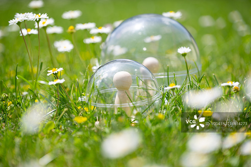 自然中玻璃球下的雕像图片素材
