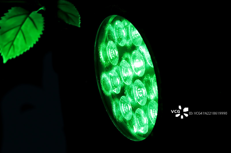 绿色聚光灯图片素材