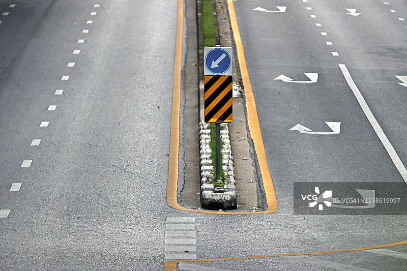 没有车辆的沥青道路车道与方向指示箭头图片素材