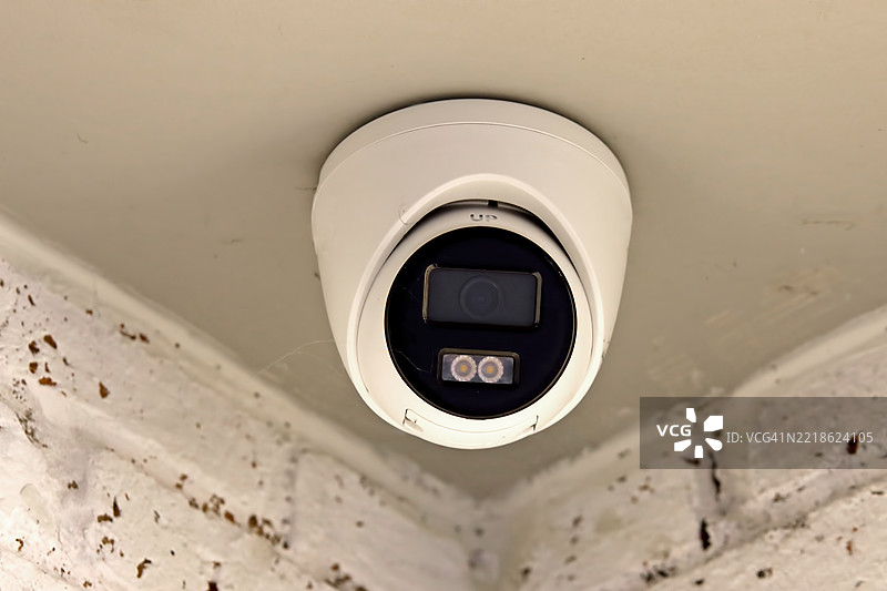 现代公共天花板监控摄像头图片素材