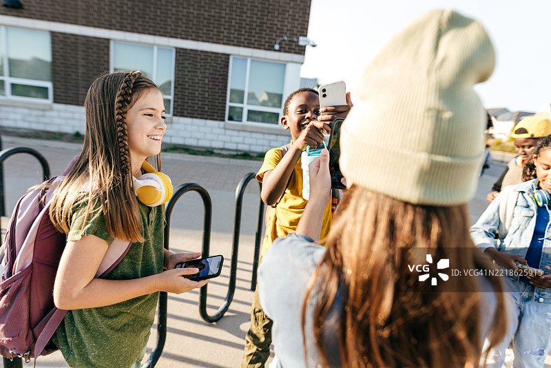 学校孩子、电子设备与现代学习体验图片素材