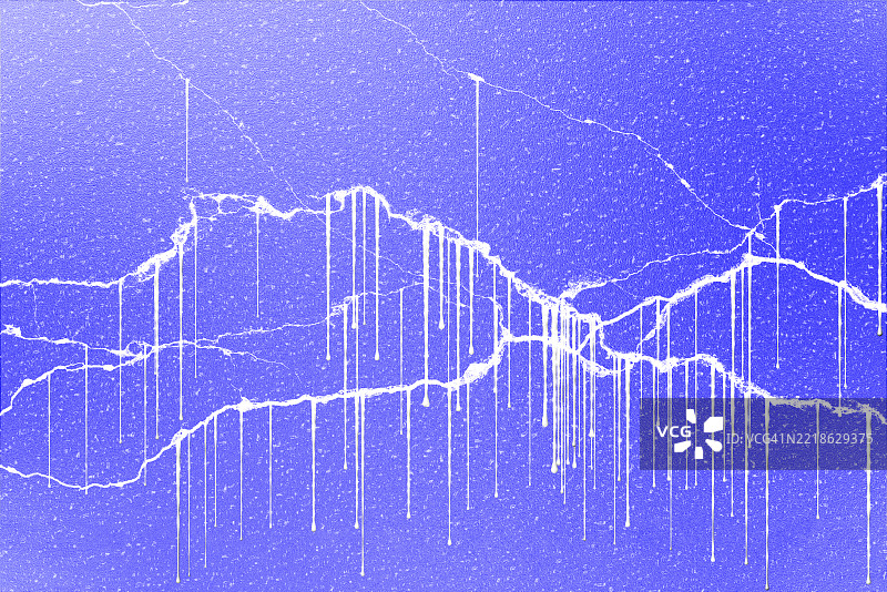 蓝色涂漆墙壁上有裂缝和渗出的白色液体滴落。图片素材