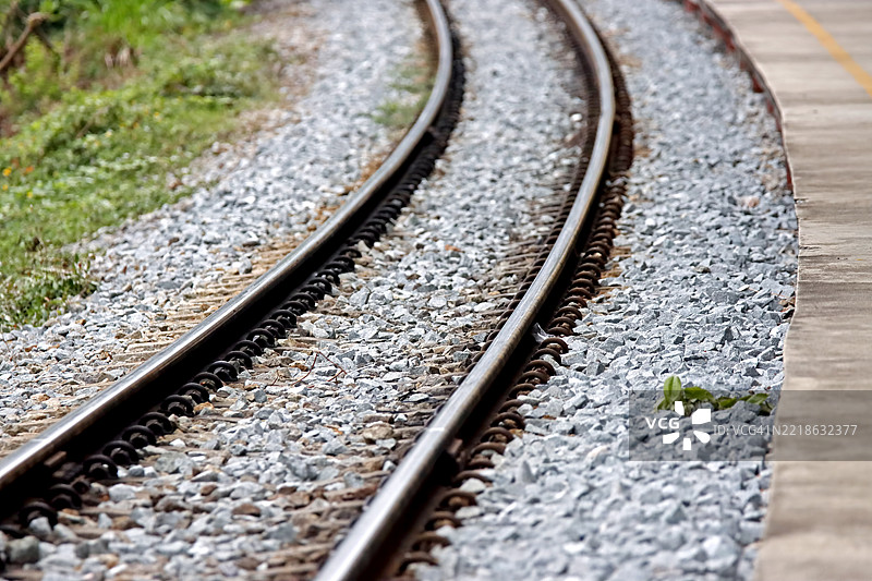 铁路曲线部分的特写镜头图片素材
