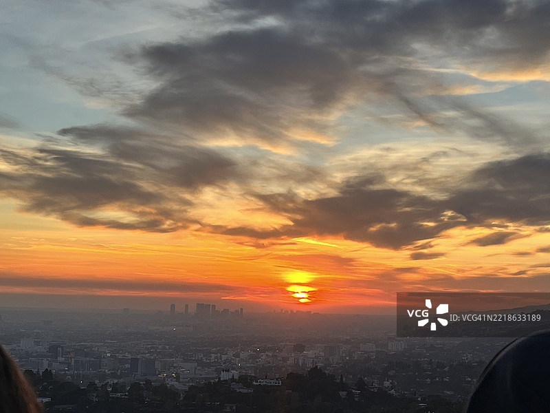 洛杉矶，加利福尼亚州，美国，日落时分云层下的建筑物鸟瞰图图片素材