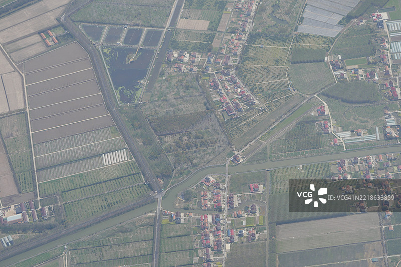 道路旁的农业田野鸟瞰图图片素材