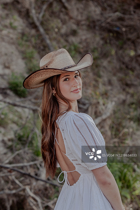 年轻女性在森林中戴着帽子的肖像，德克萨斯州，美国图片素材