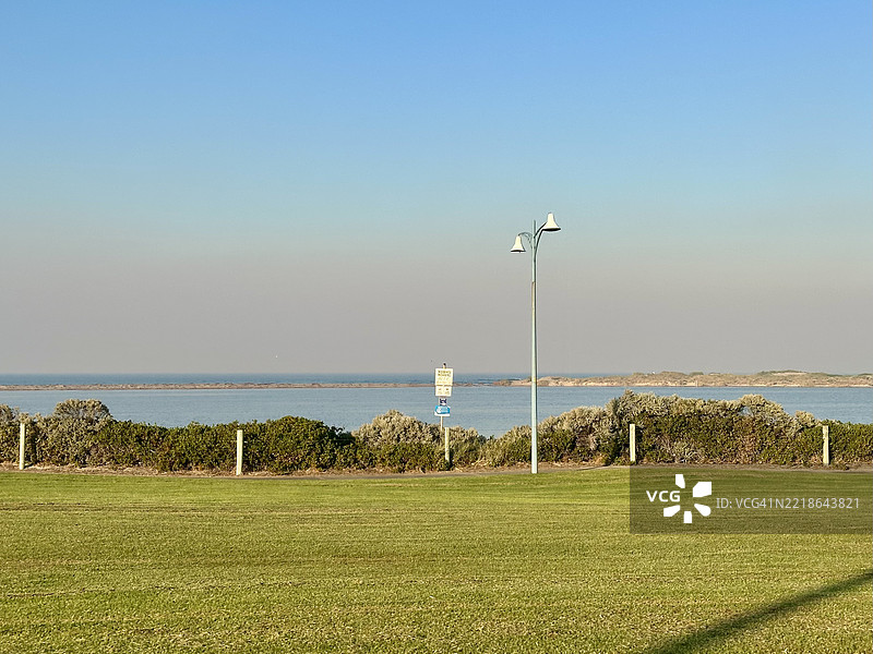 清澈天空下的海洋美景图片素材