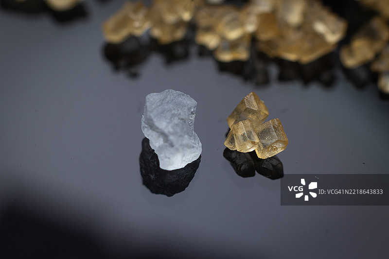 高角度视图的桌子上的冰块图片素材