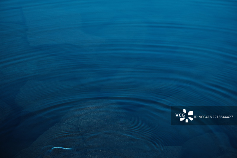 塔斯马尼亚，澳大利亚的波纹水面高角度视图图片素材